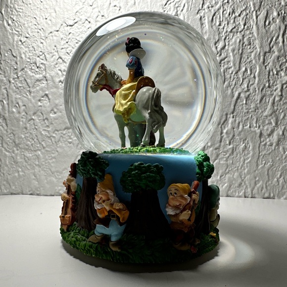 Disney Enesco Snow White Seven Dwarfs "I Love You Truly" Snow Globe - Picture 8 of 8